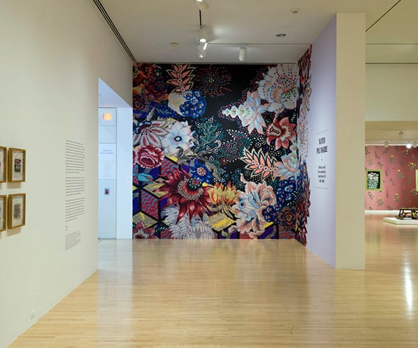 Mural de titulo de exhibicion With Pleasure